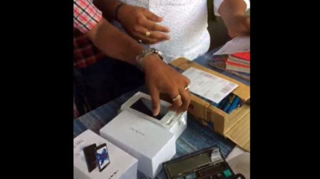 Beli Oppo Lewat Online Shop, Ternyata Isinya Iphone! Tapi Mengapa Pria Ini Malah Kesal? Beli Oppo Lewat Online Shop, Ternyata Isinya Iphone! Tapi Mengapa Pria Ini Malah Kesal?