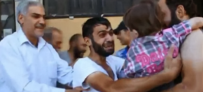 Συγκλονιστικό Βίντεο: Σύριος Πατέρας ξαναβρίσκει το αγοράκι του που νόμιζε νεκρό από τα χημικά. 