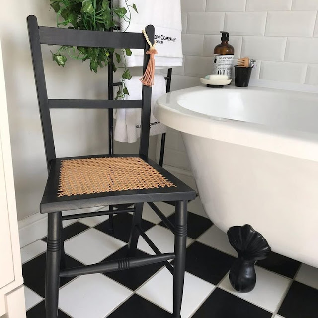 Chaise de salle de bain vintage