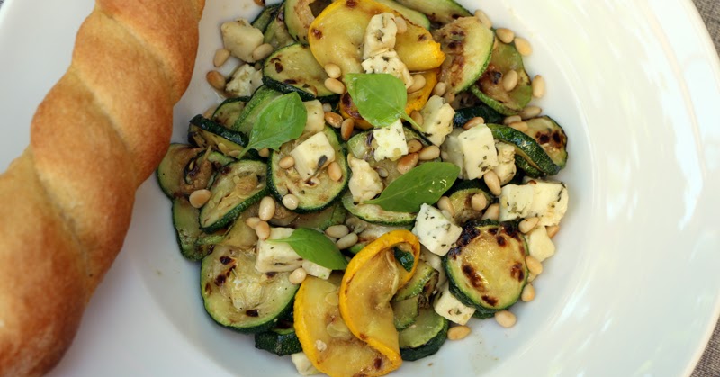 Genuss in Rot-Weiß-Rot: Gegrillter Zucchinisalat mit Knoblauchstangerl