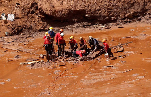 Bombeiros encontram corpo intacto de vítima em Brumadinho