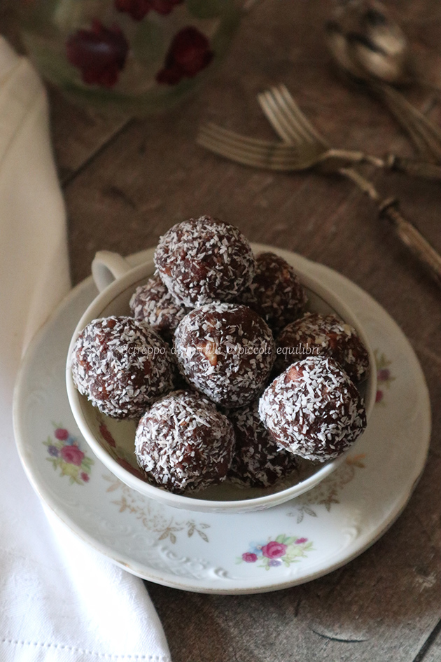 Palline di biscotti secchi, mandorle e cocco rapè