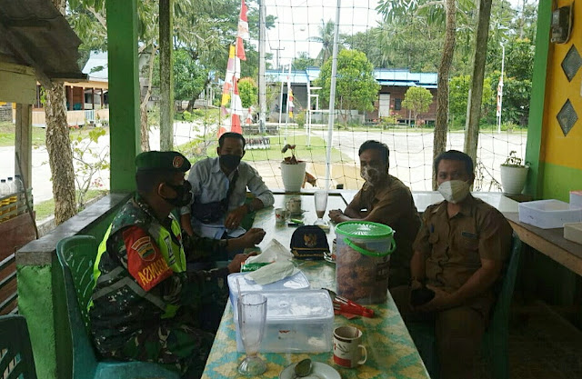 Gelar Komsos bersama Kepala Dusun, Babinsa Rapius Minta Masyarakat Menjaga Kebersihan Lingkungan Gelar Komsos bersama Kepala Dusun, Babinsa Rapius Minta Masyarakat Menjaga Kebersihan Lingkungan