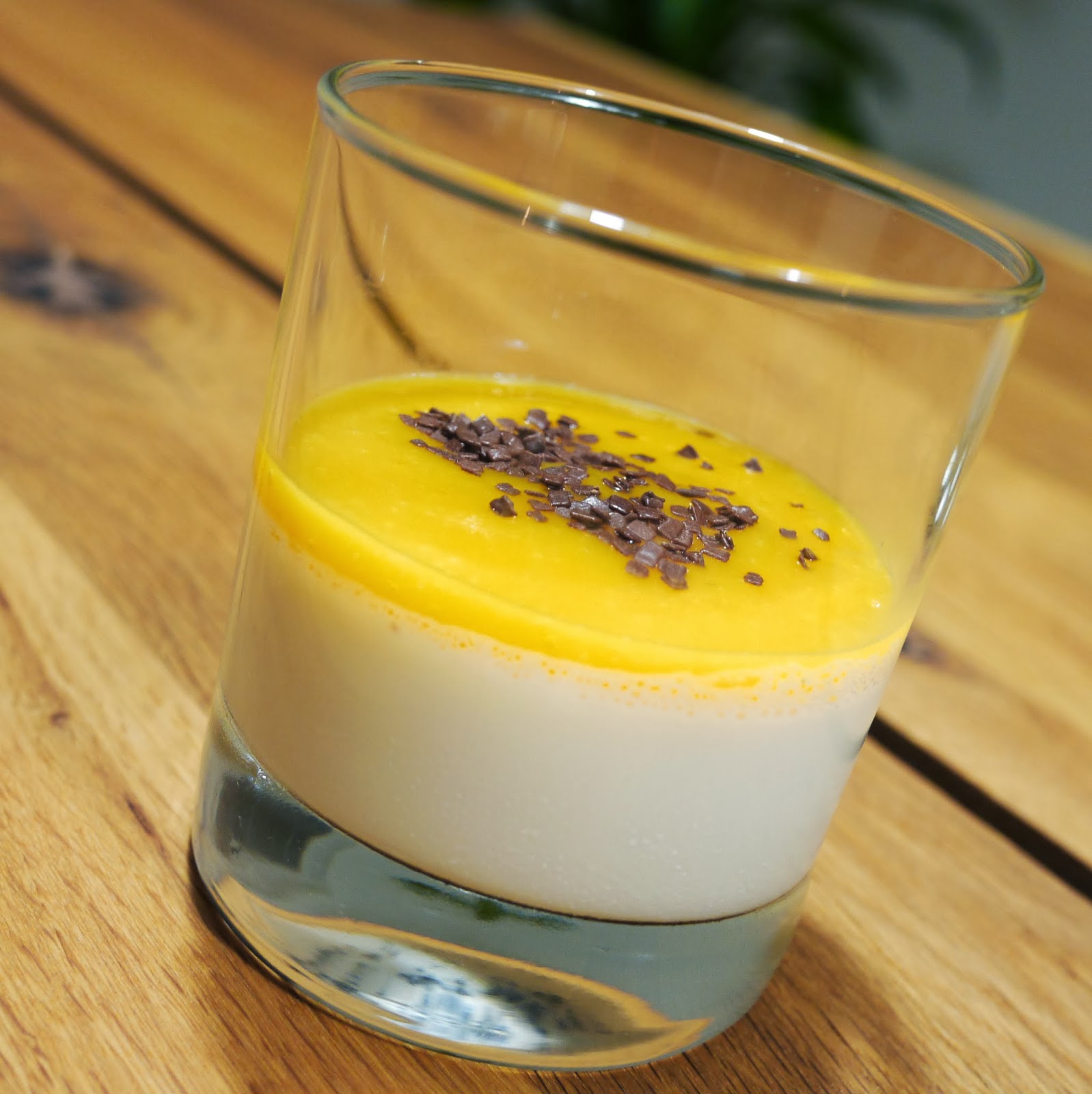 Alles außer Arbeit: Kokos-Panna-cotta mit Mangopüree