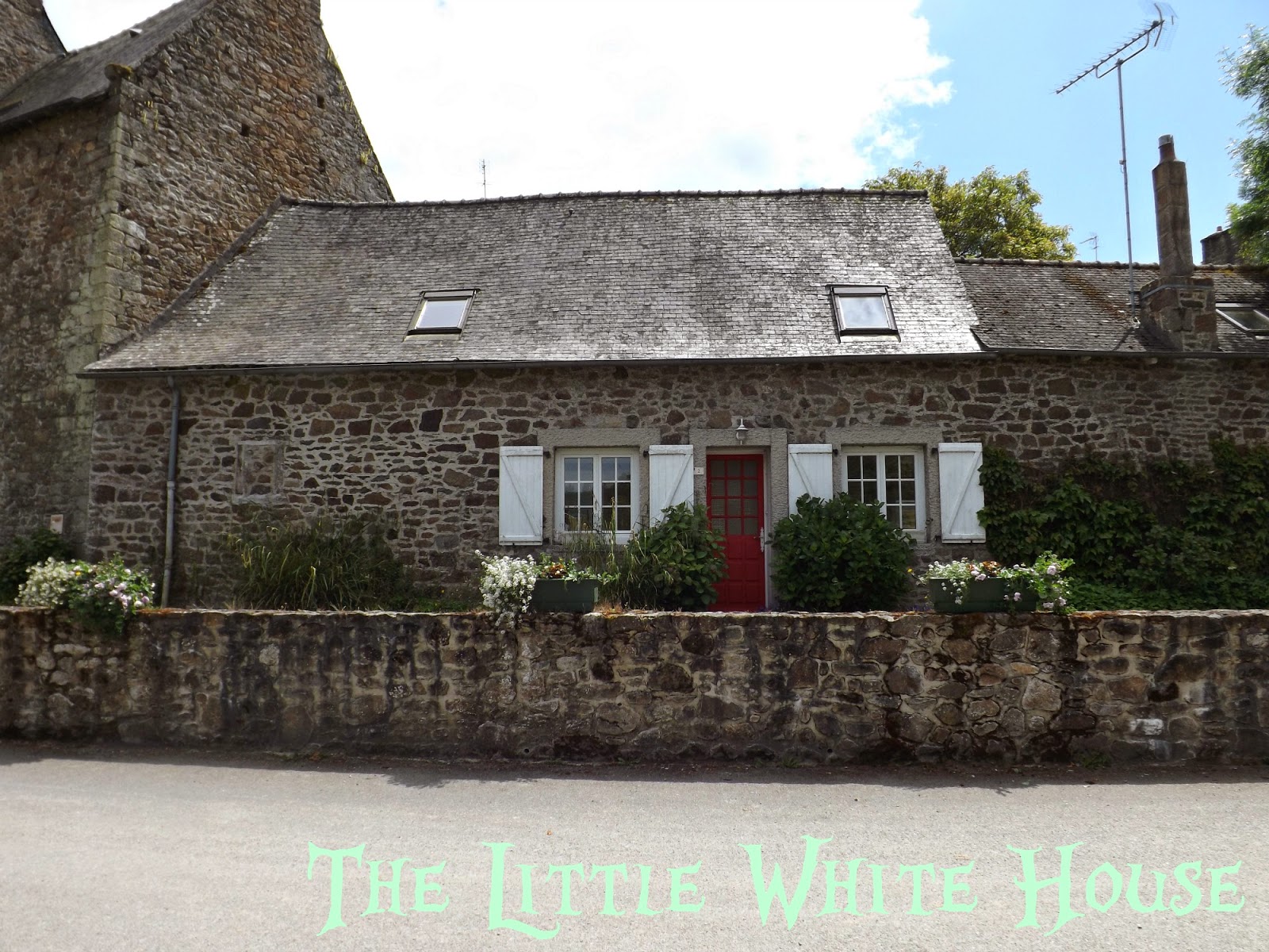 The Little White House On The Seaside Léhon, Brittany