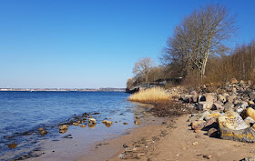 Küsten-Spaziergänge rund um Kiel, Teil 2: Der Ölberg in Mönkeberg. Am Hasselfelder Strand haben wir eine kleine Pause eingelegt und den Ausblick aufs Wasser genossen.