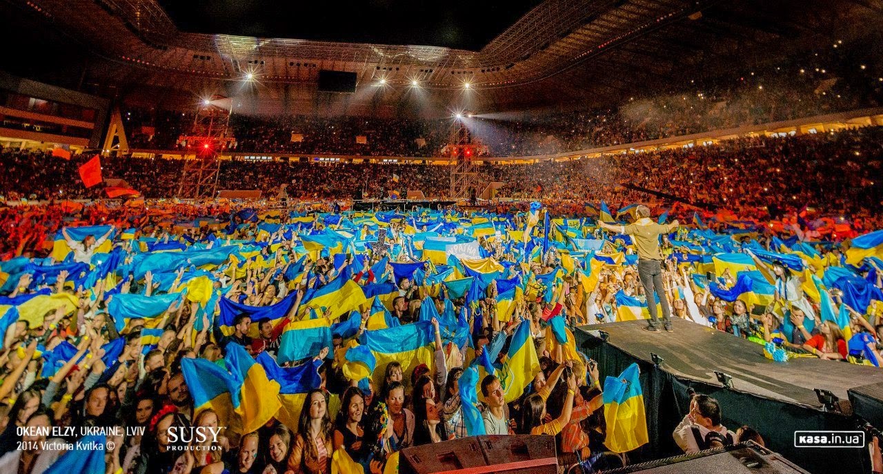 Svyatoslav Vakarchuk, Okean Elzy, crowd with ukrainian flags, concert in Lviv, 24 August 2014