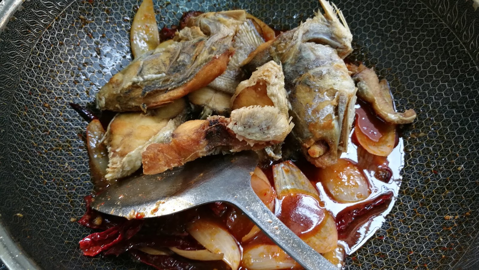 美味情缘: 油浸马友鱼 Deep-fried Crispy Fish with Soy Sauce