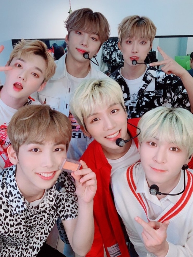 톤다운하니까 얼굴 훨 사는것 같은 아이돌 | 인스티즈