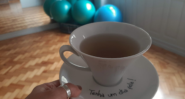 xícara de chá personalizada e bolas de pilates