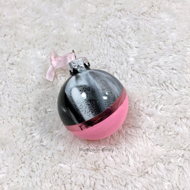 DIY marble ornament with a stripe