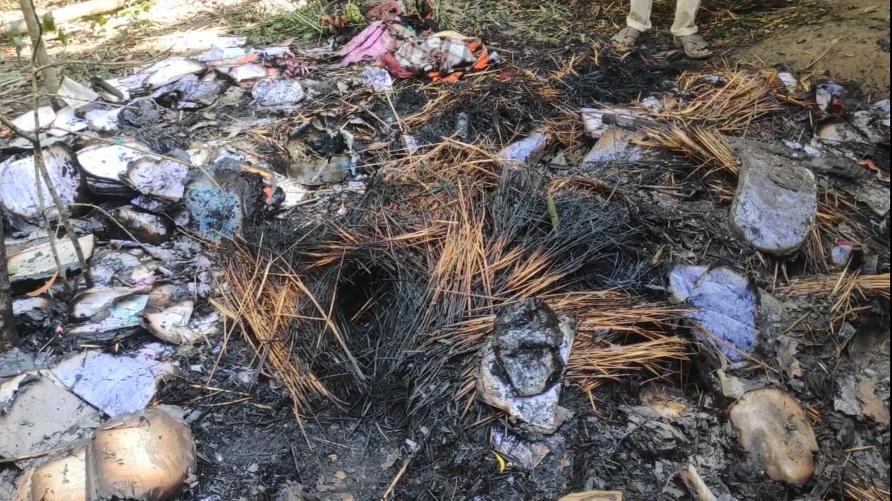 কেশিয়াড়িতে গৃহস্থের বাড়িতে আগুন, সর্বস্ব পুড়ে ছাই 2 কেশিয়াড়িতে গৃহস্থের বাড়িতে আগুন, সর্বস্ব পুড়ে ছাই