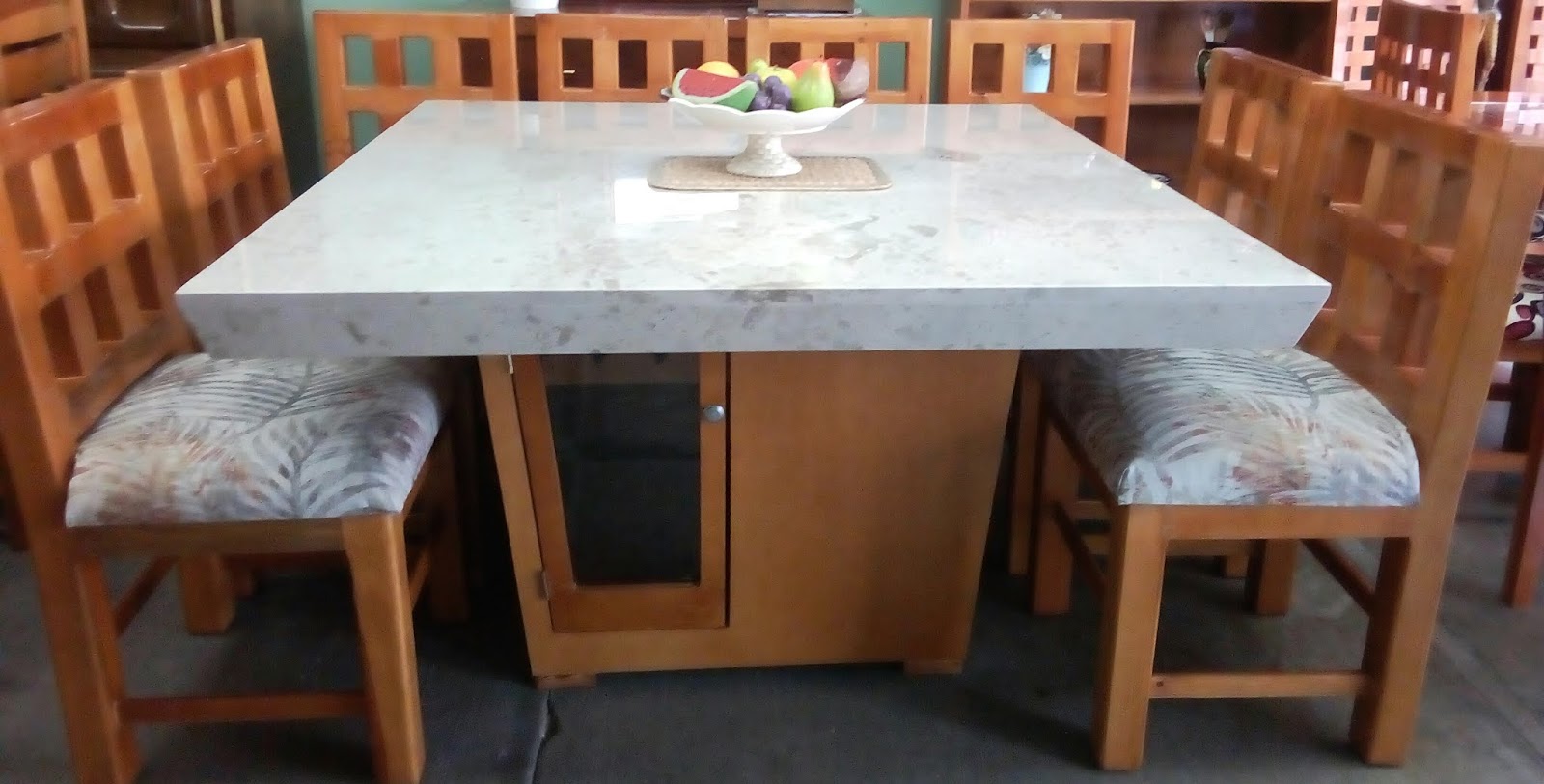 COMEDOR CON CUBIERTA DE MARMOL Y RUSTICO