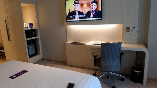 ada televisi dan meja kerja di kamar hotel