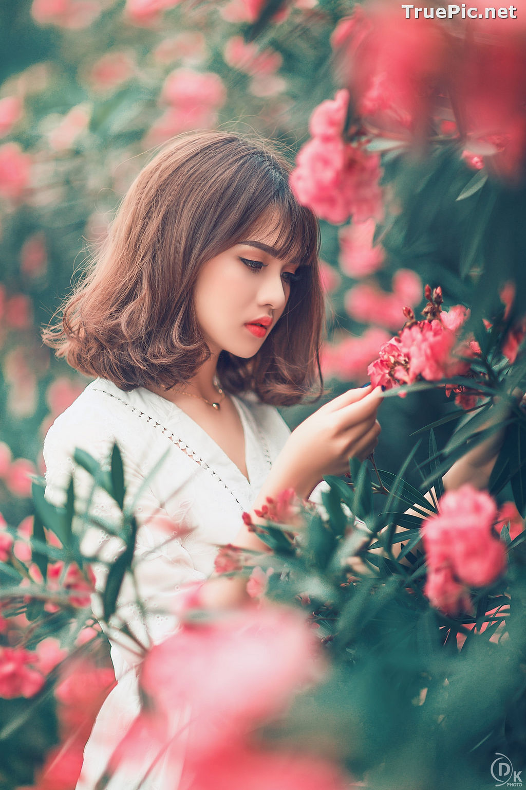 Image Vietnamese Model - Young Pretty Girl in White Dress and Flower Fence - TruePic.net - Picture-5