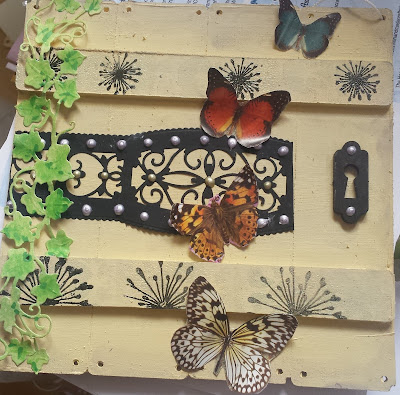 Door with butterflies and ivy mini pallet art wall hearing Door with butterflies and ivy mini pallet art wall hearing