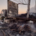 Caminhão carregado com papelão fica destruído após pegar fogo, em Ibiporã