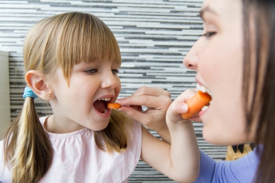 revolusiilmiah.com - Anak dan Ibu sedang asyik makan wortel
