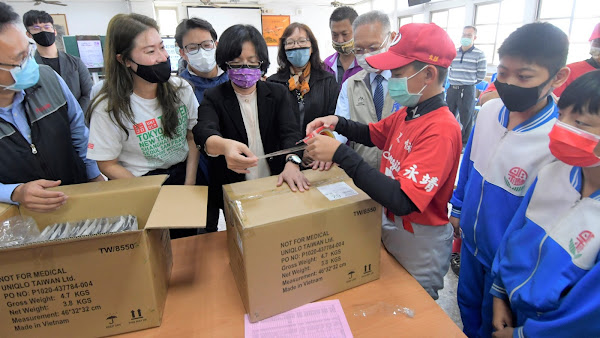 疫起做公益 台灣採印協會及UNIQLO聯合捐贈口罩