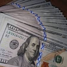 تدهور العملة اليمنية وإنهيار كارثي لتقترب من حاجز 900 للدولار الواحد