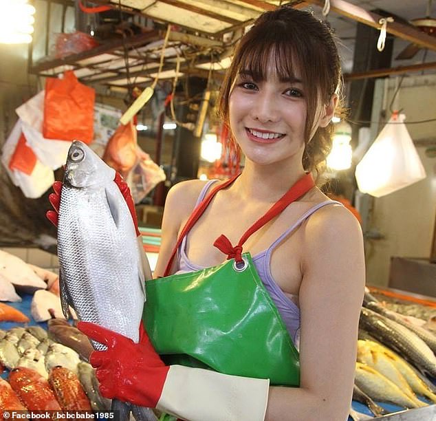 Chân dài bán thịt, bán cá xứ Đài nổi như cồn vì mặc mát mẻ ở chợ