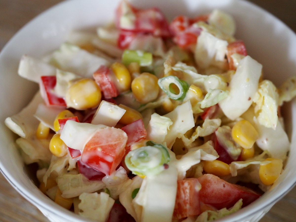 Chinakohlsalat mit Mais, Paprika und Frühlingszwiebel