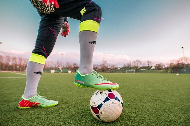Jelaskan 4 Jenis Gerak Variasi Permainan Sepak Bola 4 Jenis Gerak Variasi Permainan Sepak Bola