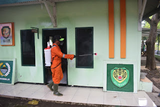 Cegah Corona, Korem 063/SGJ Lakukan Penyemprotan Disinfektan di Lingkungan Perkantoran Makorem 063/SGJ