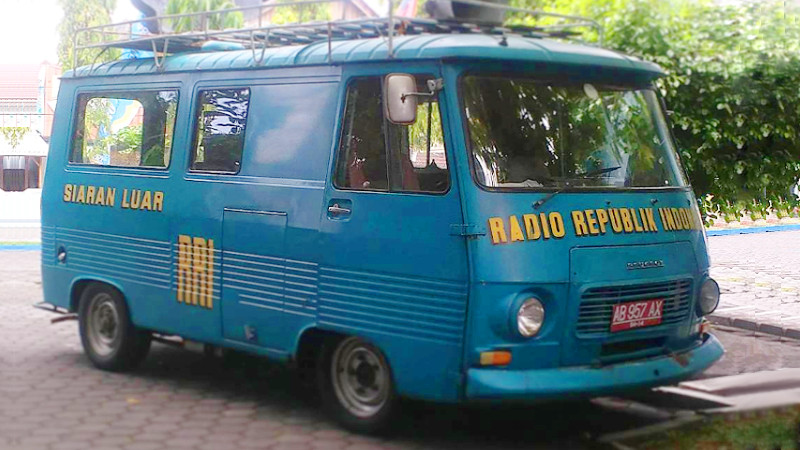 Машина Peugeot j7