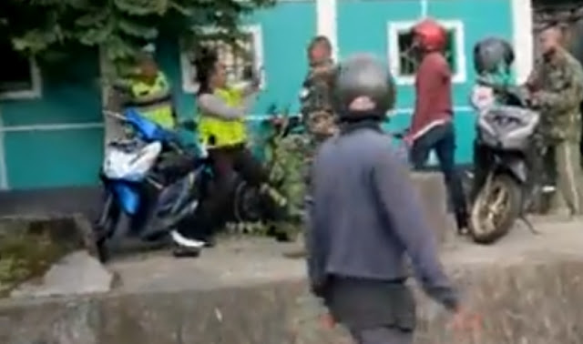 1 TNI Lawan 2 Polisi Bangku Hantam Hingga Polisi Tersungkur, Ternyata Masalah Tilang