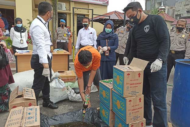Ribuan Botol Jamu Palsu Dimusnahkan Polsek Tampan Pekanbaru