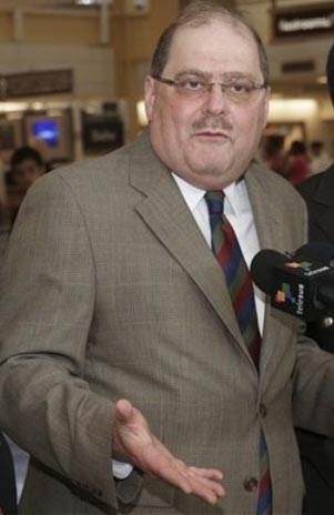 LAS ARMAS DE CORONEL Bernardo Alvarez exige humanidad para Chávez