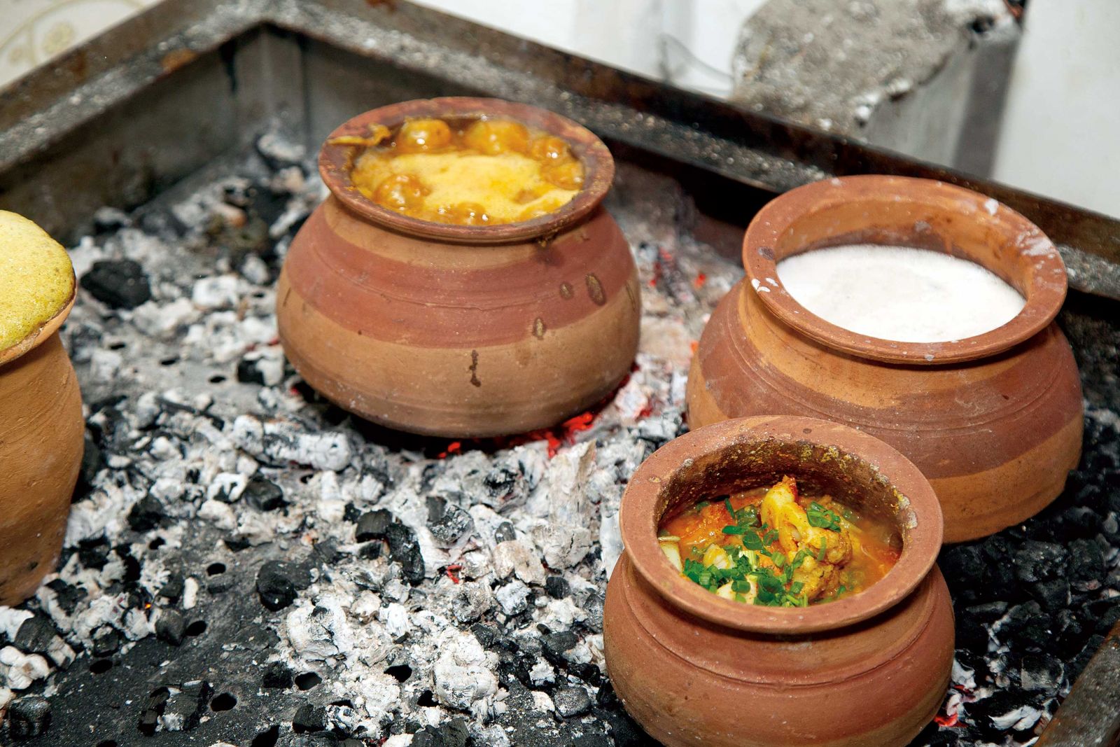 BENEFITS OF COOKING IN EARTHERN POTS
