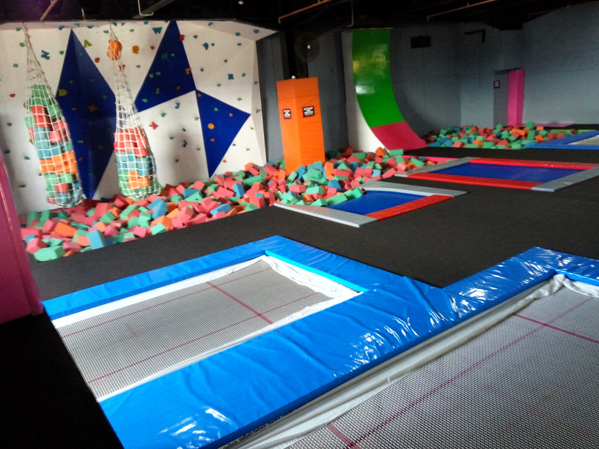 BOULDER TRAMPOLINE OFFICIAL Trampolin Park
