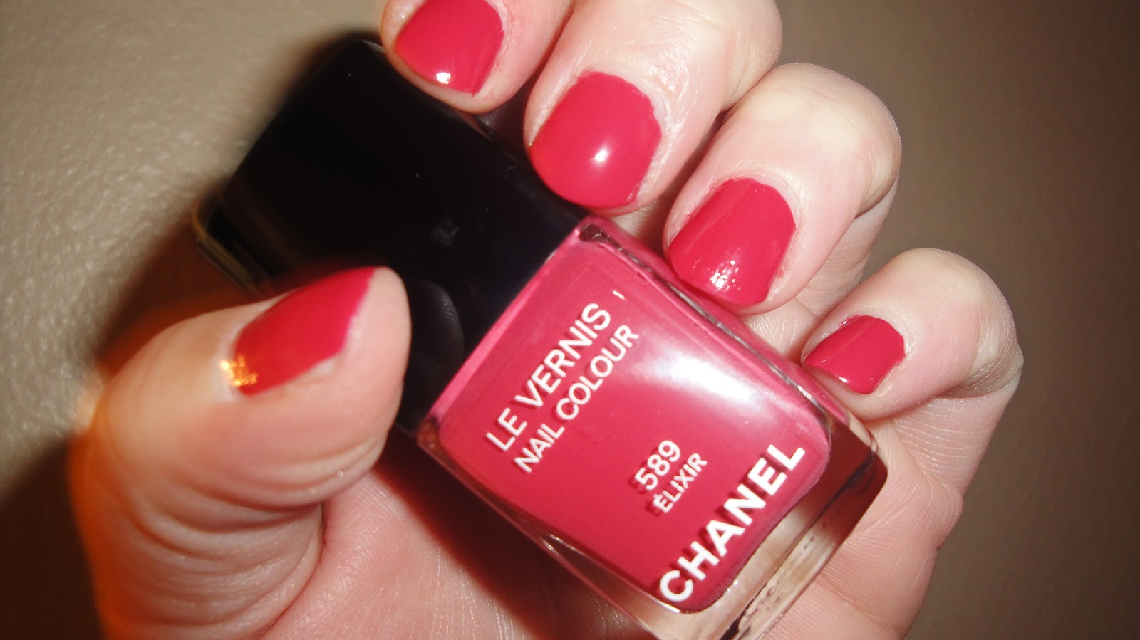 Jayded Dreaming Beauty Blog : 589 ELIXIR CHANEL LE VERNIS COLOUR - SWATCHES AND REVIEW