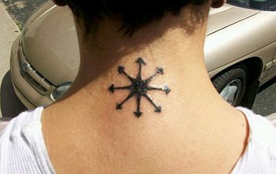 Tattoo of a star on the nape. 