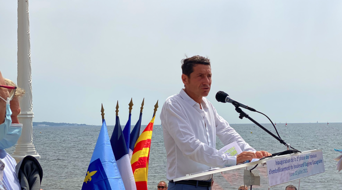 Photo de David Lisnard pendant un discours sur la croisette à Cannes Photo de David Lisnard pendant un discours sur la croisette à Cannes