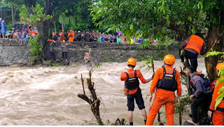 Aksi Heroik Anggota  Brimob Selamatkan Warga Terjebak Banjir di Barru