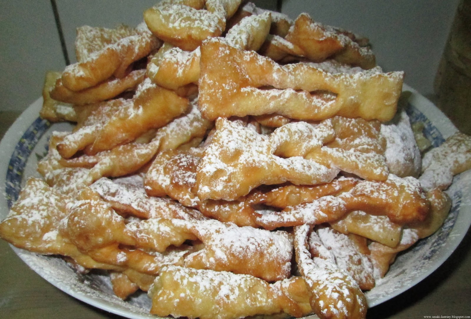 Miekkie Faworki Drozdzowe Przepisy Jak Zrobic Smaker Pl