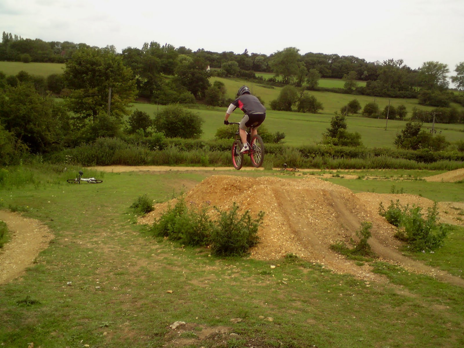 UK BIKE SKILLS: Tim and Chris's jump, drop and berms session