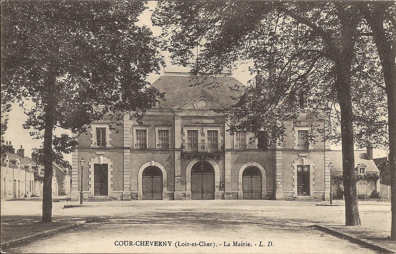 Aux abords de la Mairie - Cour-Cheverny