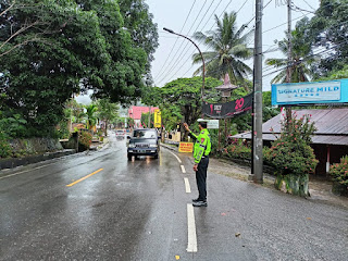 Walaupun Cuaca Gerimis, Satlantas Polres Enrekang Tetap Gatur Lalin di pagi hari