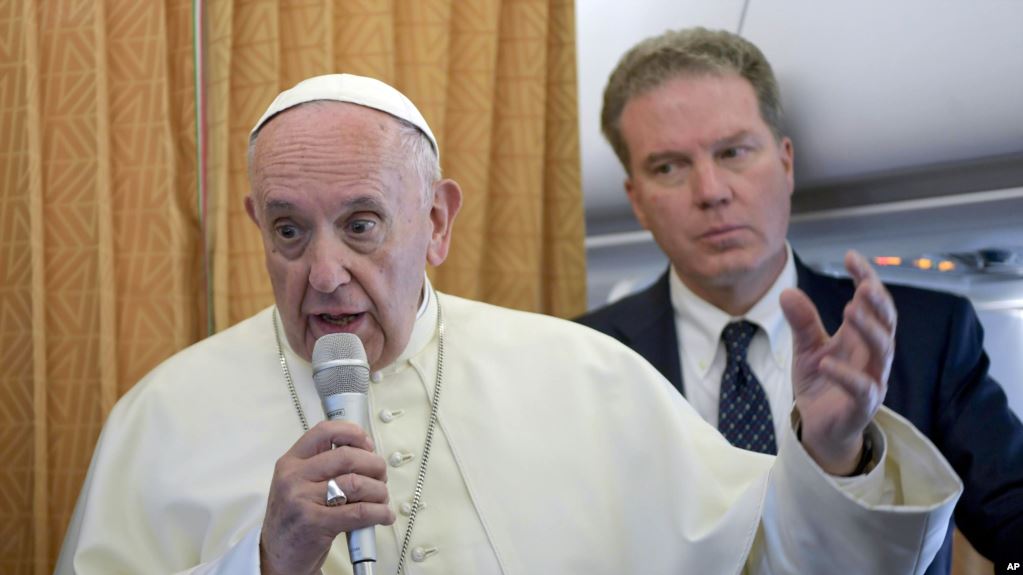 Renuncias ocurren dos semanas después que Francisco nombrara al periodista italiano Andrea Tornielli, como director editorial del Vaticano / AP