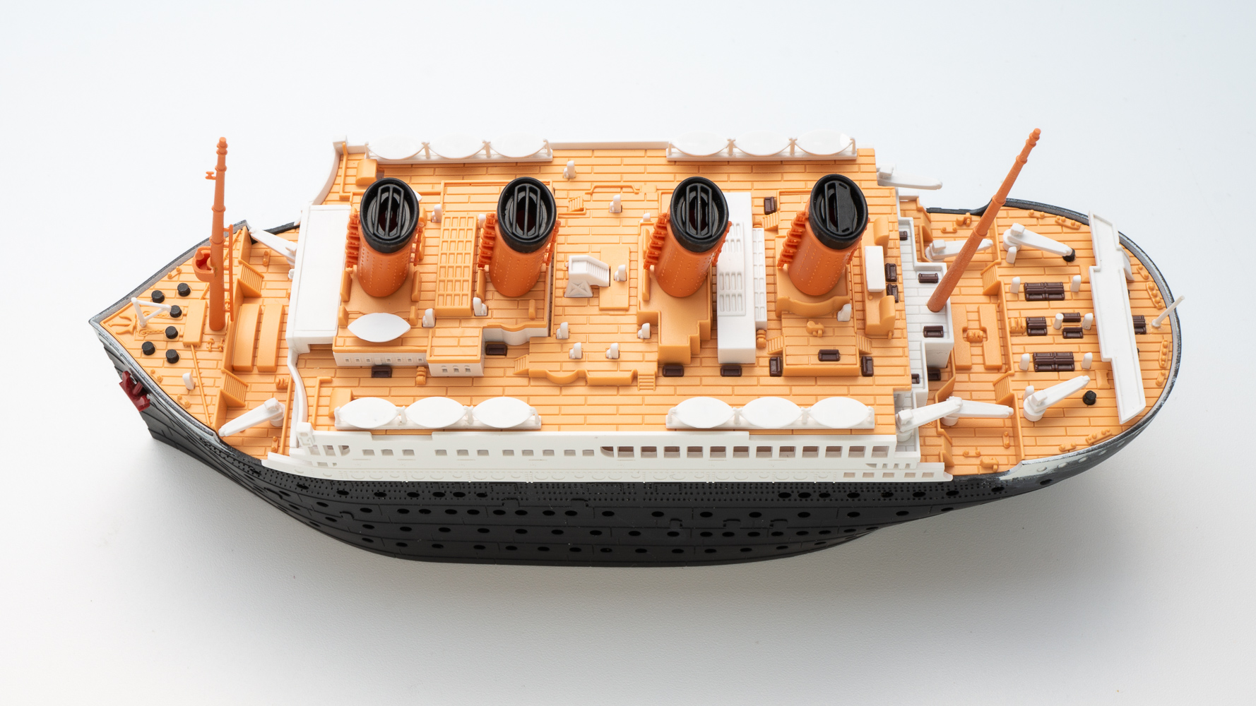 Suyata SL-001/SL-002 Titanic Seal Iceberg/Port Vehicle Scene Q Edition  Model Kit