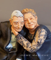 statuine persone in miniatura nonni abbracciati scultura ricordo parenti orme magiche