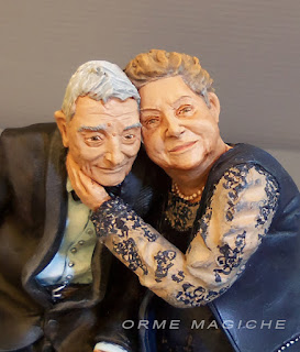 statuetta nonno modellino ritratto ricordo presepe regalo nonna anniversario nonni abbracciati orme magiche