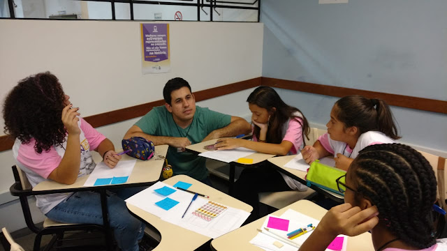 Meninas discutindo sobre o projeto