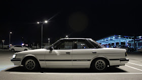Toyota Mark II, klasyczne sedany, ciekawe stare auta, tylnonapędowe, JDM, nocne zdjęcia