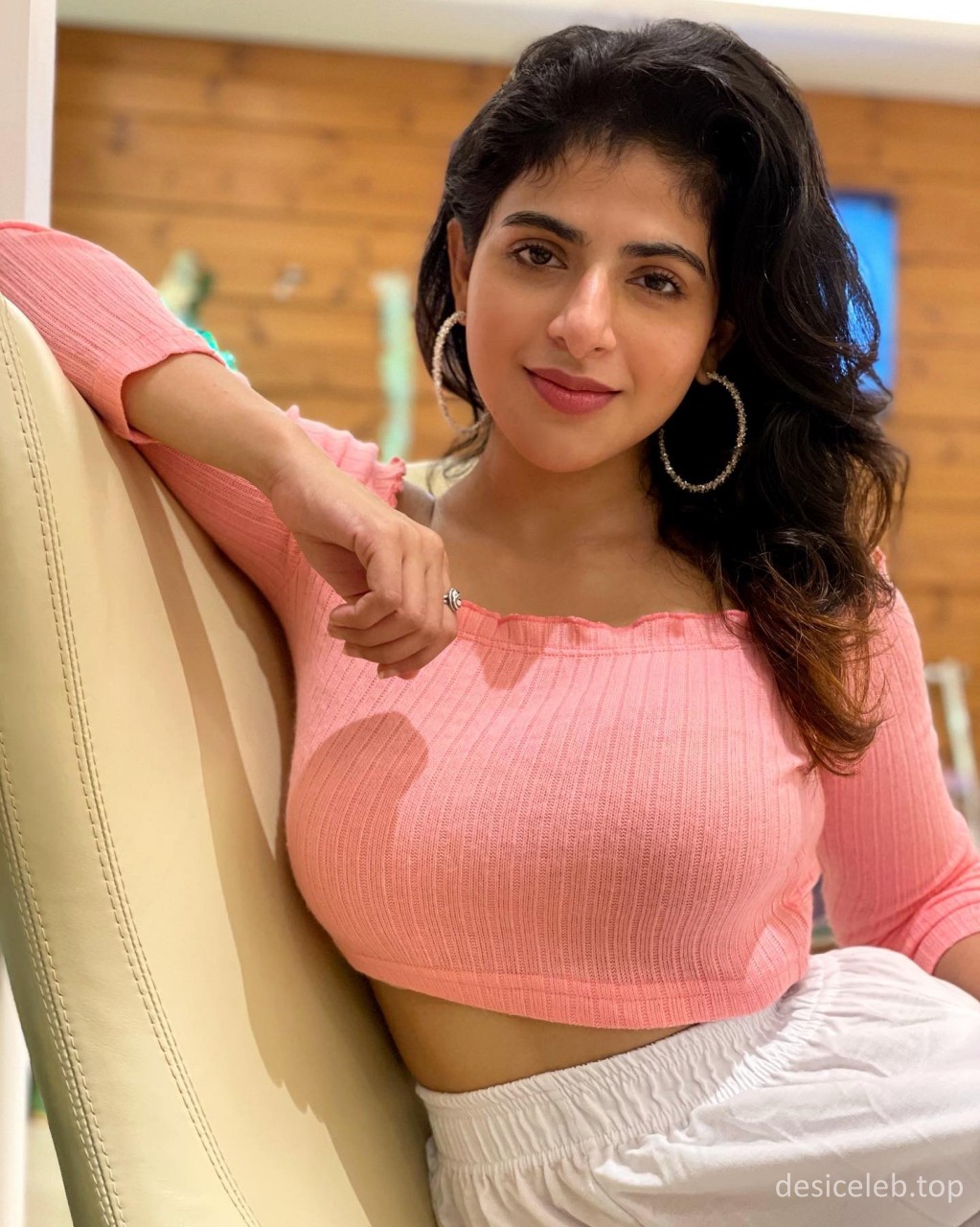 Tamil Actress Iswarya Menon Big Boobs Pics collections, Iswarya Menon big melons, Iswarya Menon boobs, Iswarya Menon cleavage