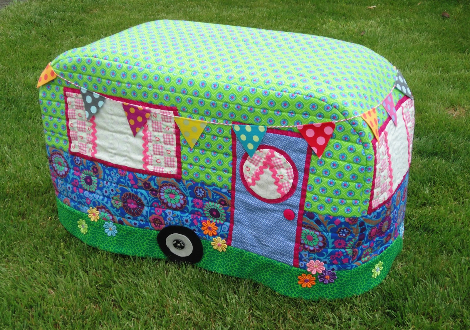 Wendy's Quilts and More: Caravan Sewing Machine cover